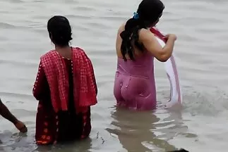 मेरे पति उसकी पत्नी चरम स्थिति में देने के लिए उसे एक सेक्सी हिंदी मूवी पिक्चर चुंबन के लिए परमानंद