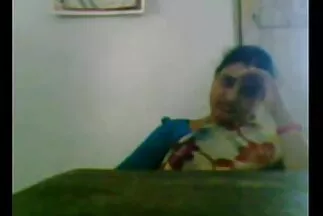 एक आदमी रात वीडियो सेक्सी मूवी के खाने के बाद अपनी प्रेमिका को चूमा ।