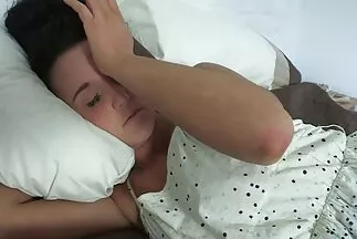 युवा महिला अपने कूल्हों को फैलाती है और अपने सेक्स मूवी दिखाइए गुल्लक में एक सेक्स खिलौना फेंकती है