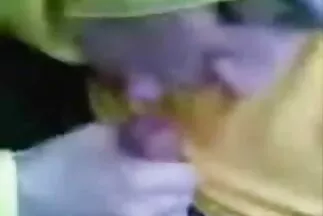 मेरी पत्नी सेक्सी मूवी पिक्चर बीपी अपने केक के साथ फर्श पर बैठी है ।