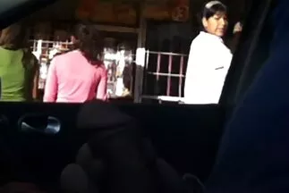 आदमी ने एक मौका नहीं लिया सेक्सी वीडियो हिंदी मूवी और अपने डिक को कंडोम में डाल दिया