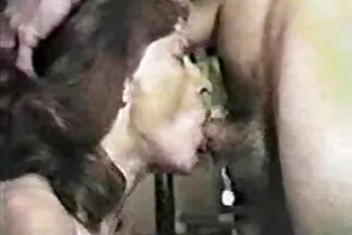 गृहिणी उसके पक्ष में झूठ बोल रही है, जबकि ऊंचा हो गया बिल्ली वीडियो सेक्सी मूवी का बच्चा छू लेती है