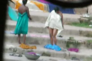संभोग के अंत में, एक अंधेरे चमड़ी वाली लड़की को उसकी हिंदी पिक्चर फिल्म सेक्सी मूवी योनि में शुक्राणु मिला ।