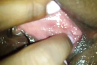 तंग हिंदी में सेक्सी वीडियो मूवी उंगलियों में हरे सोफे पर