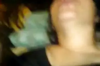 विभिन्न पदों में, एक सफेद सेक्स पिक्चर फुल मूवी आदमी एक काली औरत चूमा ।