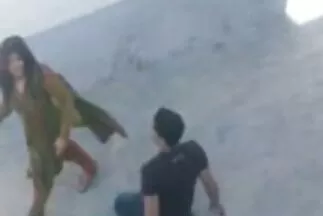 एक ऊर्जावान दादा एक युवा पोती की सेक्सी हिंदी मूवी वीडियो योनि खोलने में कामयाब रहे